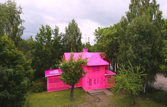 pink house in Finland 